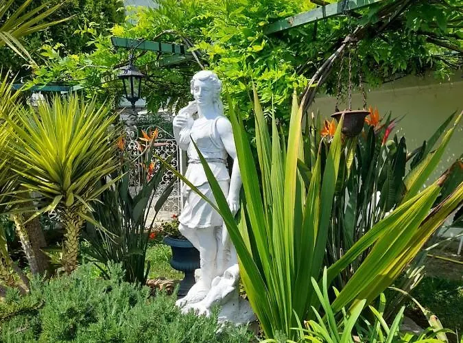 La Parisienne Villa *